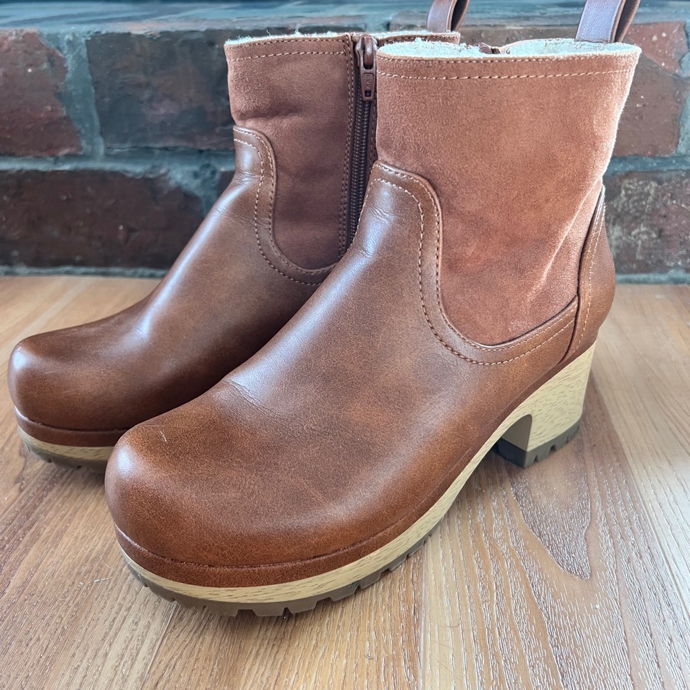 Universal Thread Tan Heeled Boots